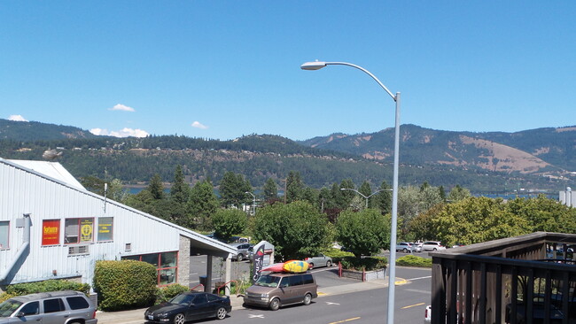 Building Photo - Application Pending - Townhouse for Rent Downtown Hood River