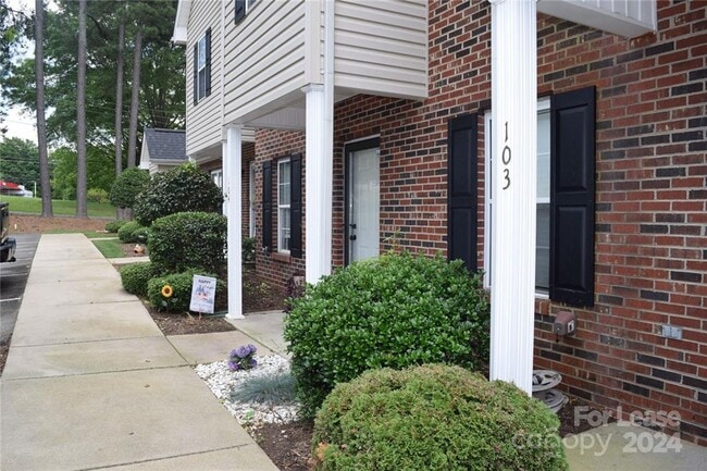 Building Photo - Fully furnished 2 bedroom, 1.5 bath townhouse! Available 8/15