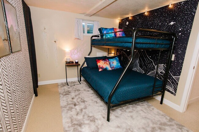 Building Photo - Charming 5-Bedroom Home in Club Crest