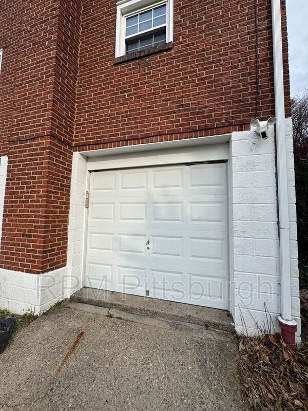 Building Photo - 2108 Lucina Ave