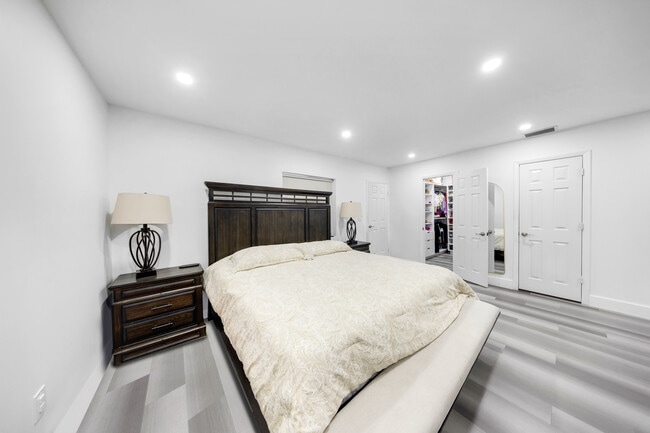 Building Photo - 490 W 33rd Pl