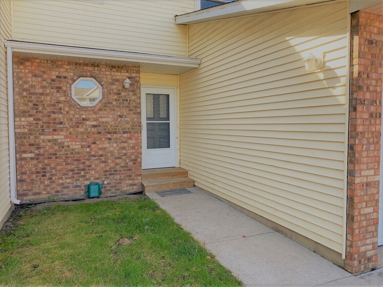 Building Photo - 804B S Okaw