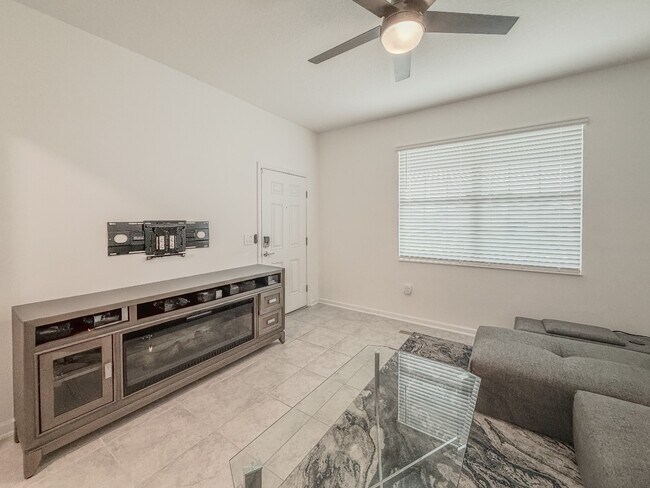 Building Photo - 1 Bedroom / 1 Bathroom Private Furnished Suite Available for Immediate Move-In!