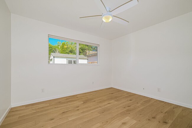 Building Photo - Warm and Welcoming 3 Bedroom in Prime Seattle Location