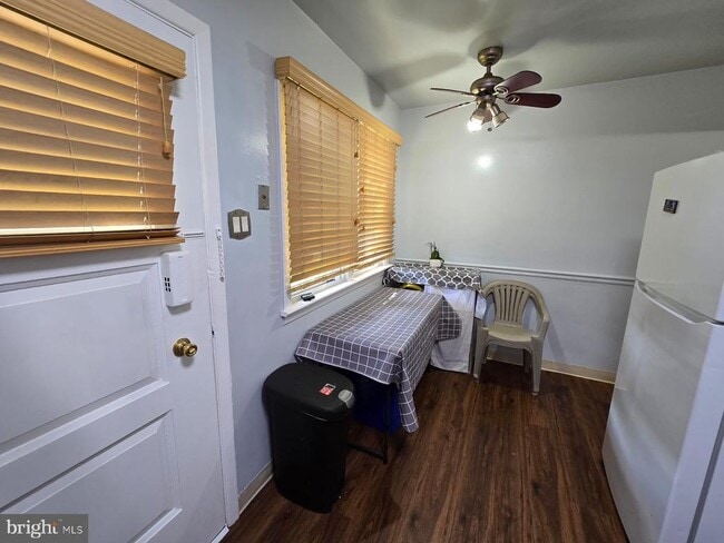 Building Photo - 647 Artwood Dr