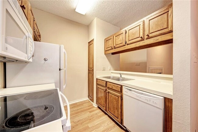 Building Photo - 914 W 26th St