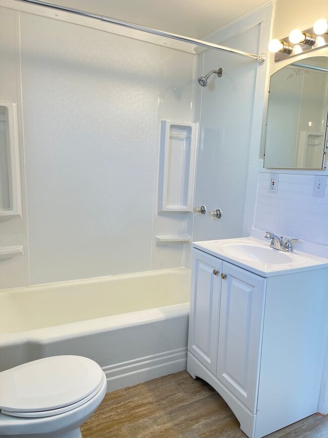 Building Photo - Two Bedroom Home, Detached Garage