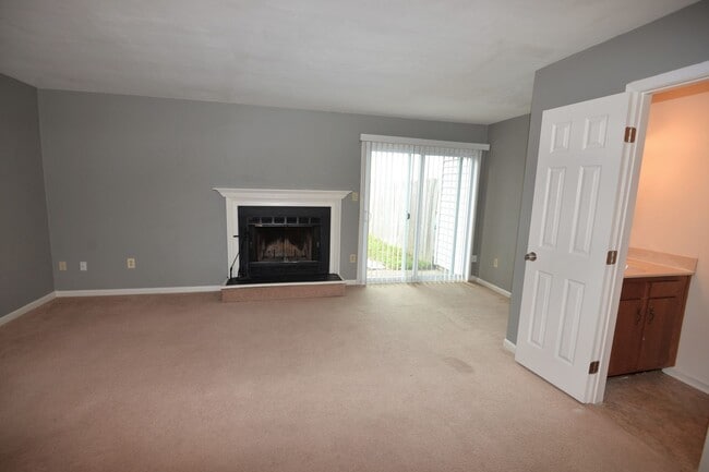 Building Photo - Updated 2 Bedroom Townhome in Salem Lakes