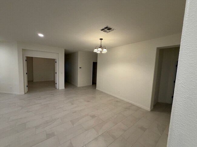 Building Photo - Beautifully Remodeled North Peoria Home 3 Bedroom 2 Bath Plus Office