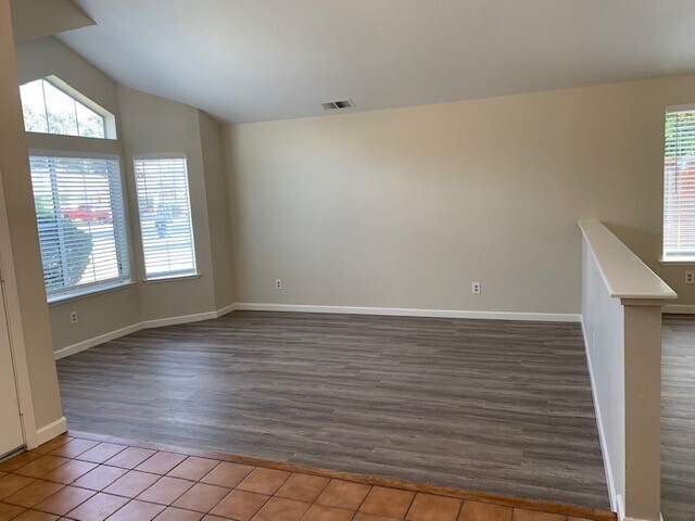 Building Photo - Spacious 3 Bedroom / 2 Bath Home with a Bo...