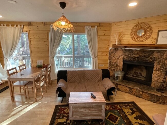 Building Photo - Nice condo near Heavenly available now!