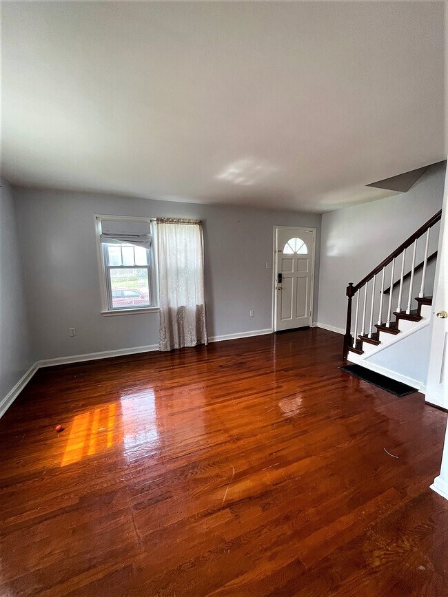 Building Photo - 627 S Ann St