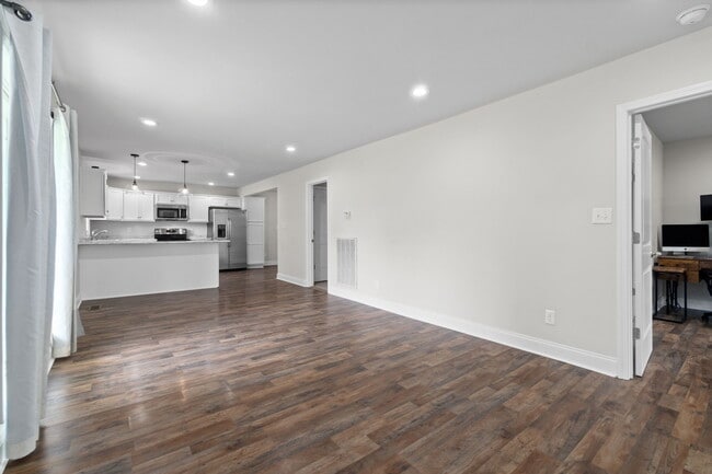 Building Photo - 370 Rossview Rd