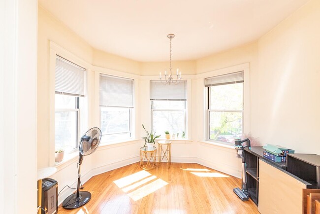 Primary Photo - 2 bedroom in Chicago IL 60657