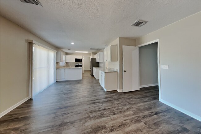 Building Photo - 3911 Spring River Dr