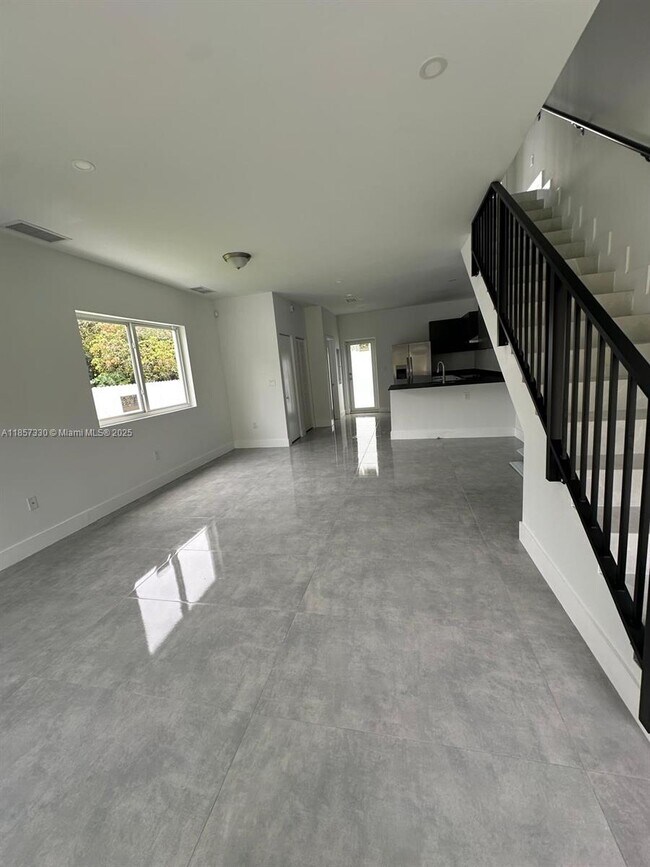 Building Photo - 723 NW 19th Ave