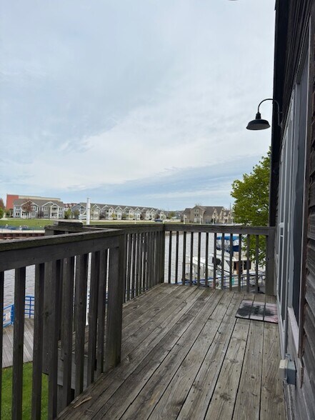 Building Photo - 635 Riverfront Dr