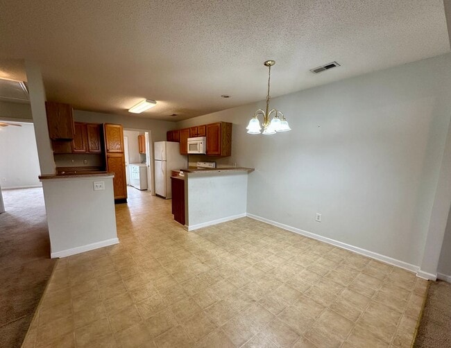 Building Photo - Conveniently Located Duplex!