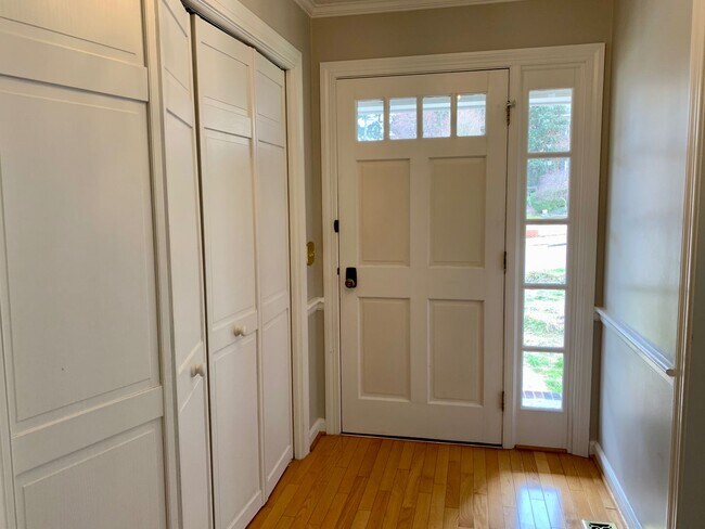 Building Photo - Spacious 4 Bed | 3 Bath Split Level Home i...