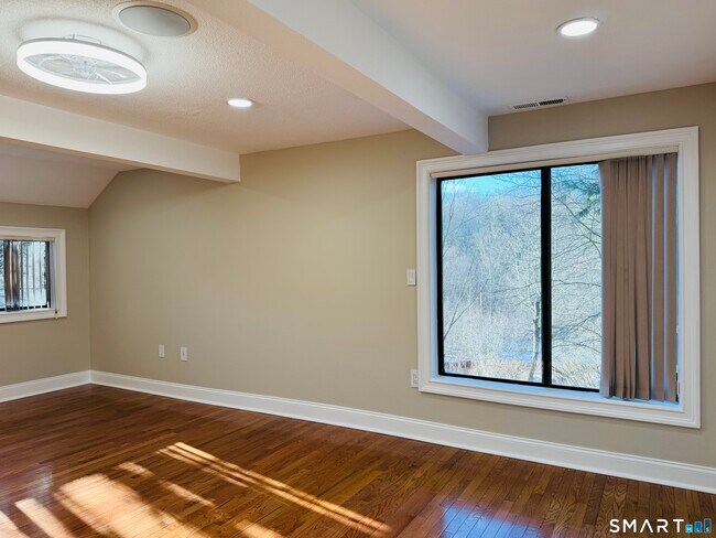 Building Photo - 2 Highland Square