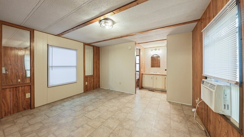Building Photo - 215 Spanish Oak Dr
