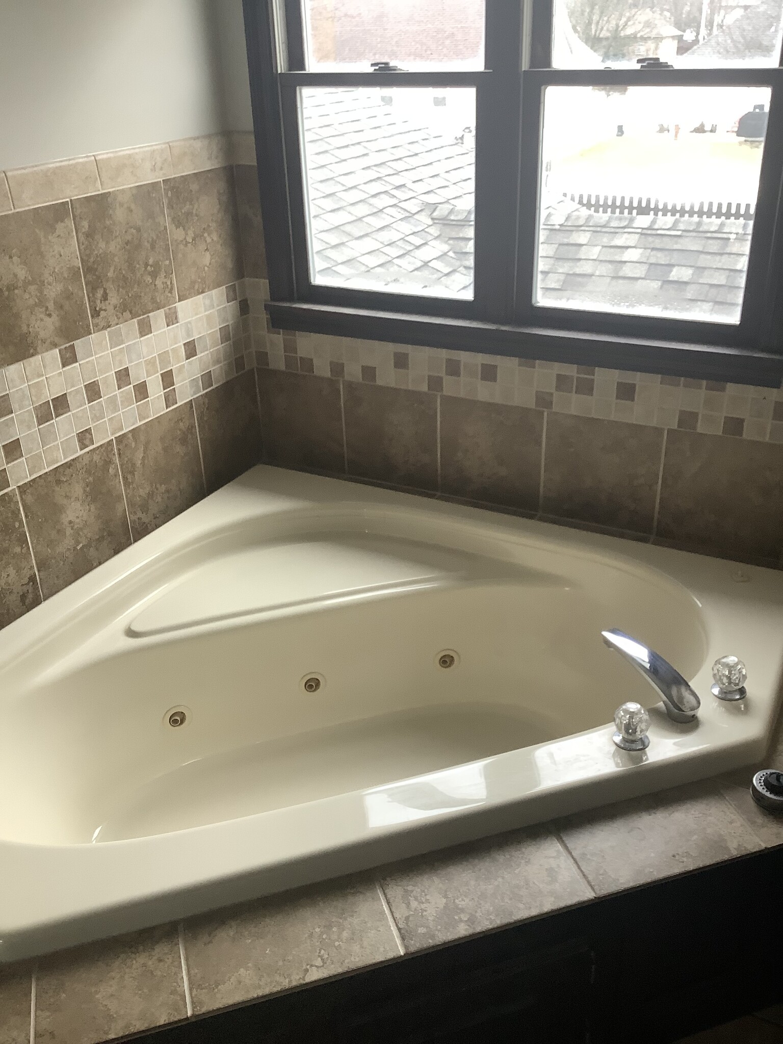 Upstairs master jacuzzi - 930 Barks Rd E