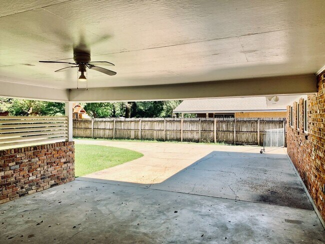 Building Photo - Immaculate home in Broadmoor