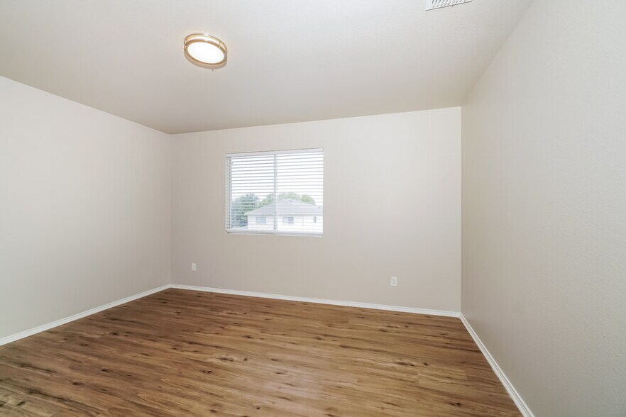 Building Photo - 228 Weeping Willow