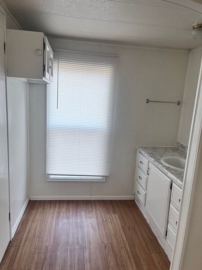 Building Photo - Home Sweet Home in Marianna Village - 2 bedroom and 1.5 bath