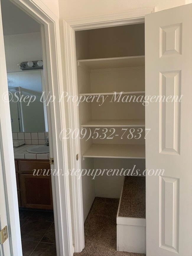 Building Photo - Welcoming and Spacious 3 Bedroom 2.5 Bathroom Home in Sonora!