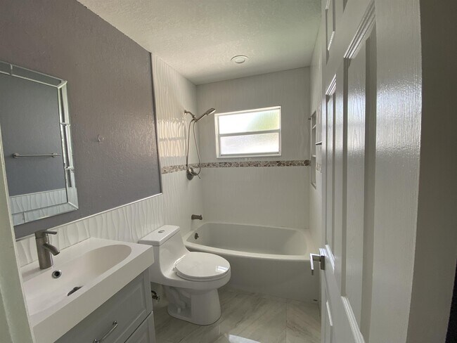 Building Photo - 2361 Harbor Town Dr