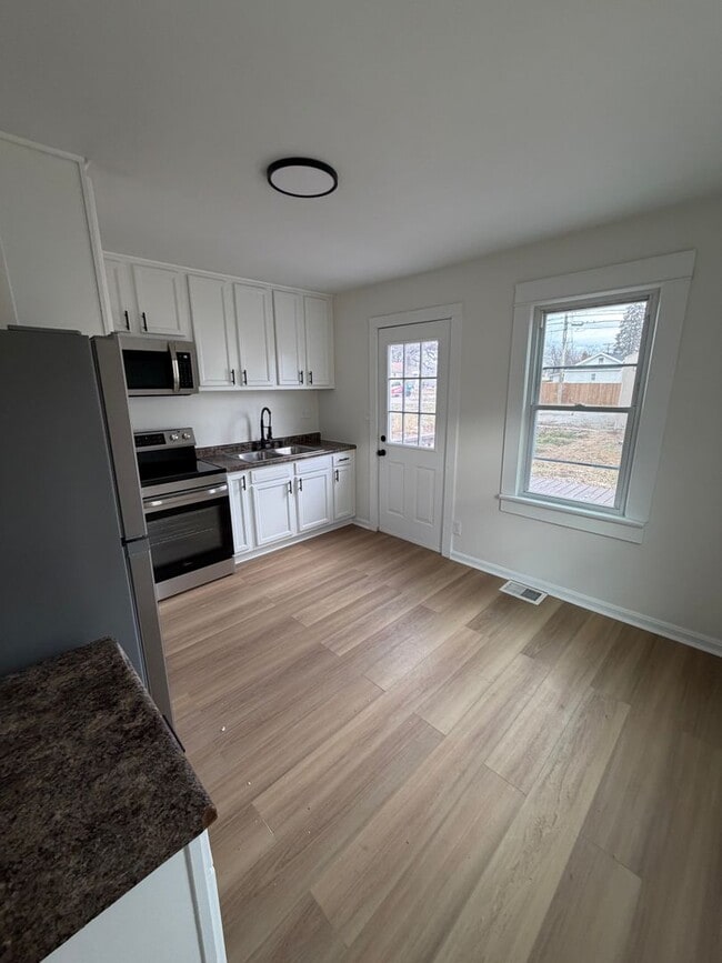 Building Photo - Modern Chic Meets Move-In Ready: Your Renovated 3-Bedroom Haven!