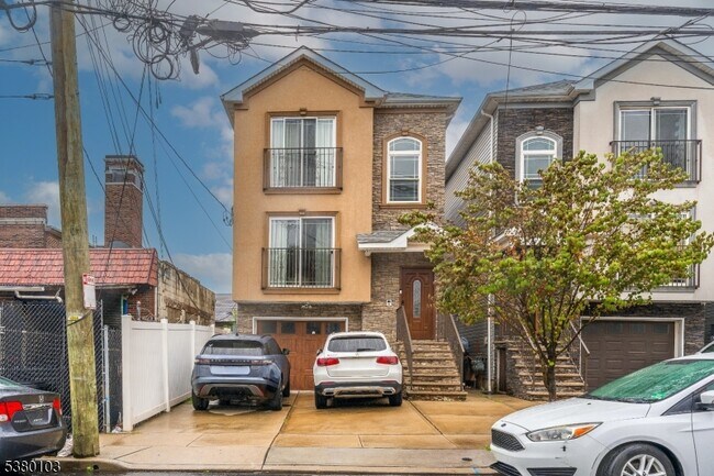 Building Photo - 308 S Park St