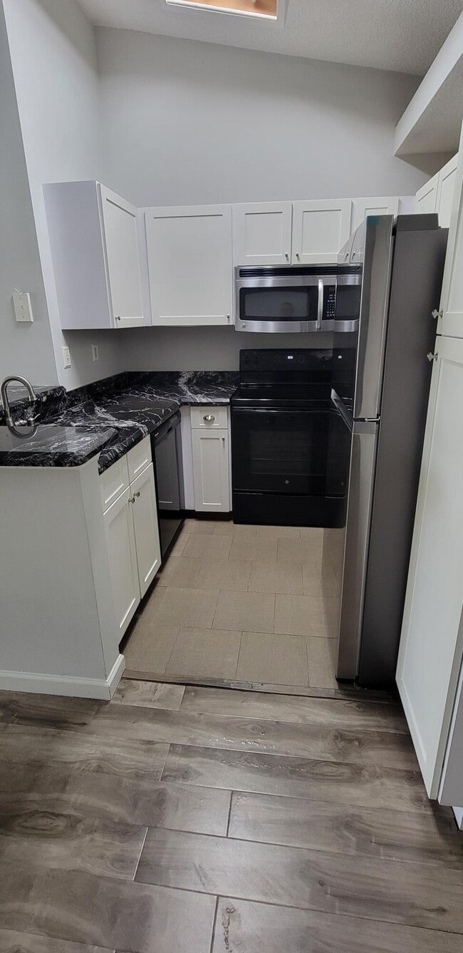 Building Photo - 611 Lyons Rd