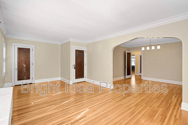 Building Photo - 969 St Clair Ave