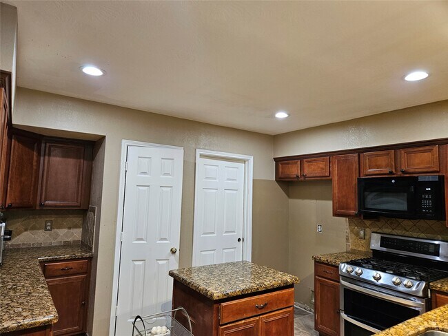 Building Photo - 8807 Vista Springs Dr