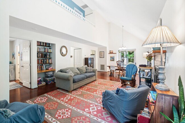 Building Photo - Charming 3br 2ba Saltbox Home in Peaceful,...