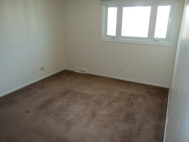 bedroom - 1100 Higgins Rd