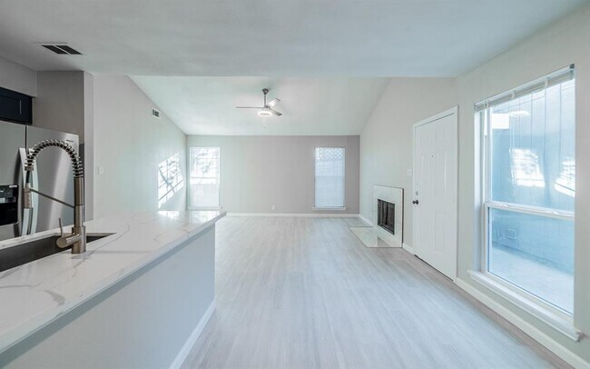 Building Photo - 915 Sirocco Dr