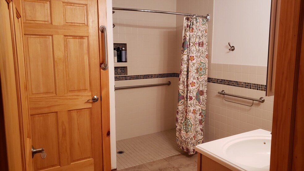 Building Photo - 10 Andrew Dr