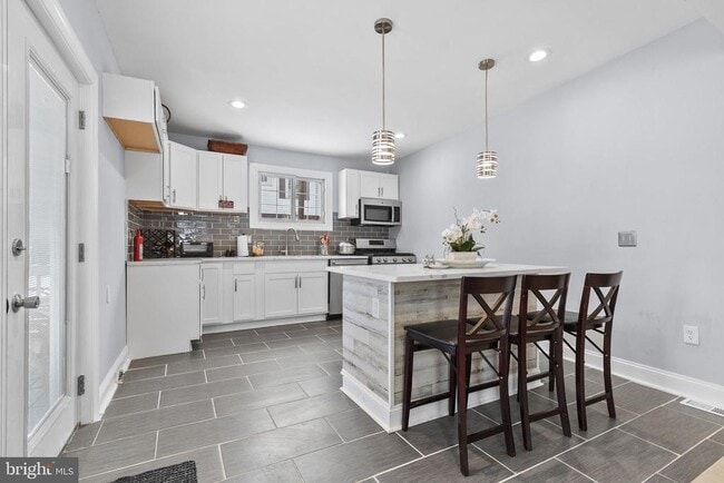 Building Photo - 4840 Hayes St NE