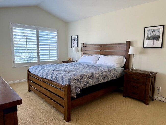 Building Photo - Townhouse within Walking Distance of Downtown Sugarhouse