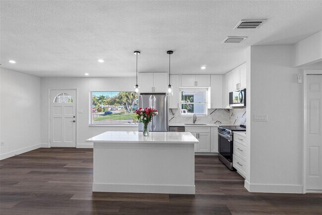 Building Photo - 11572 63rd Ave N