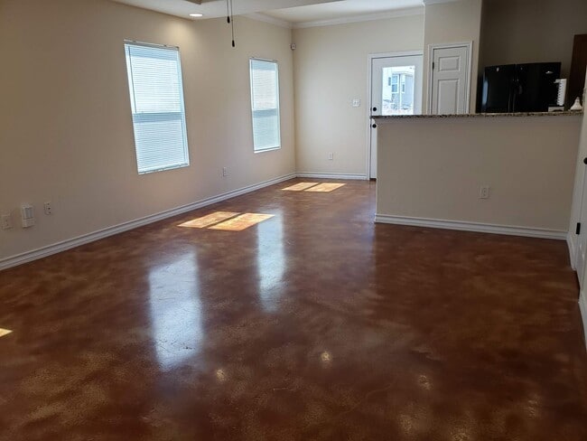 Building Photo - Townhome END unit