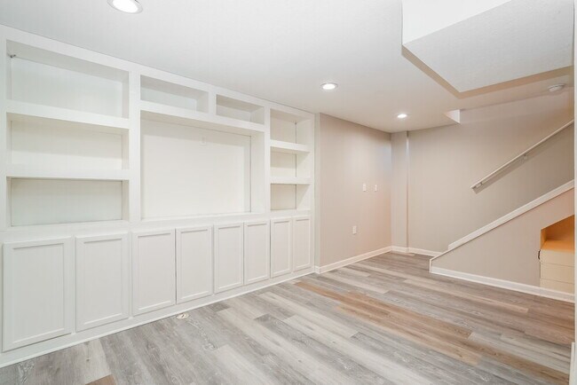 Building Photo - 100 Dakota Ct