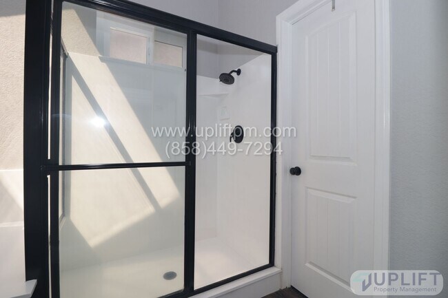 Building Photo - Beautiful Spring Valley home, tri floor 4 ...