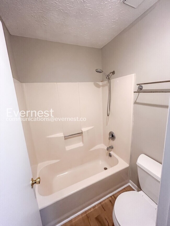 Building Photo - 3 Bed/1.5 Bath Townhome with Off-Street Parking / Available Soon!