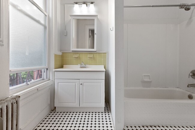 Building Photo - 277 Crown St