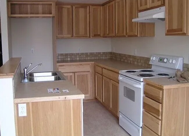 Building Photo - Charming 3-Bdr/2.5 bath located just blocks from Sisters Elementary School!