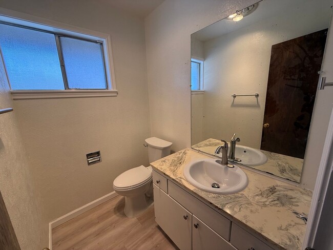 Building Photo - Newly Remodeled Big and Spacious 5 Bed Home! Huge Back Yard!